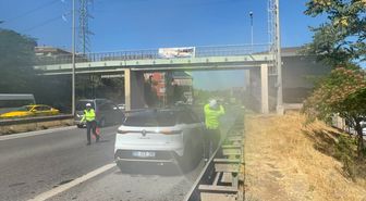 Üsküdar'da patlayan su borusu otoyoldaki trafiği aksattı