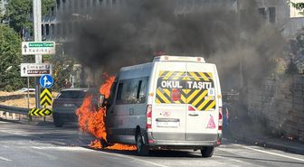 Üsküdar'da seyir halindeyken yanan servis aracı kullanılamaz hale geldi