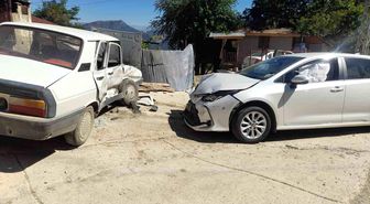 Adana'da otomobiller çarpıştı: 2 yaralı