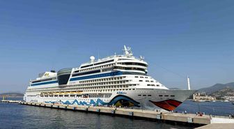 Alman turistleri taşıyan dev kruvaziyer Bodrum'a demirledi