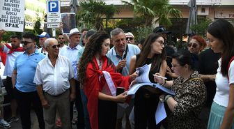 Arnavutluk'ta, Yolsuzluk ve Organize Suçla Mücadele Savcılığı önünde turizm projeleri karşıtı gösteri
