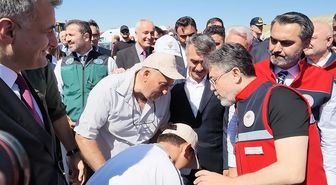 Bakan Yumaklı'dan elini öpmek isteyen çocuğa esprili cevap