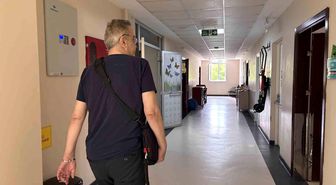 Başhekim boynunda taşıdığı kalbiyle hastalarına umut oluyor