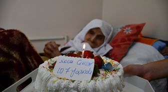 Bilecik'te 107 yaşındaki Hatice Oskay için doğum günü pastası kesildi