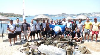 Bodrum'da denizden 370 kilo atık çıkarıldı; av sepetinde mahsur kalan balıklar suya bırakıldı