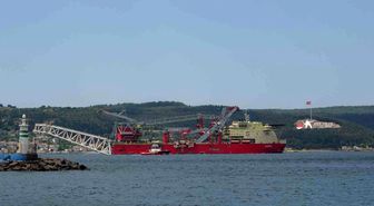 Boru döşeme gemisi 'JSD 6000' Çanakkale Boğazı'ndan geçti