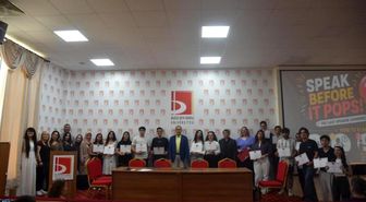 BŞEÜ'de İngilizce Yılsonu Gösterisi büyük beğeni topladı