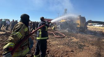 Diyarbakır'da buğday hasadı yapan biçerdöver yandı