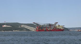 Doğal gaz boru hattı döşeme gemisi Çanakkale Boğazı'ndan geçti