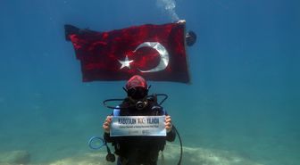Fethiye'de dalgıçlar Denizcilik ve Kabotaj Bayramı'nı deniz dibinde kutladı