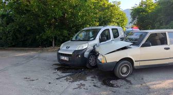 Hafif ticari araç otomobille çarpıştı: 4 yaralı