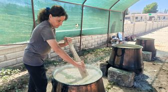 Malatya'da muharrem ayı dolayısıyla cemevinde aşure lokması ikram edildi