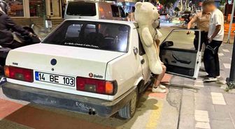 Peluş ayı ehliyetsiz sürücüyü ele verdi