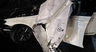 Sivas'ta traktöre çarpan Mercedes hurda yığınına döndü: 4 yaralı