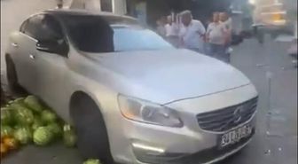Tartıştığı pazar esnafının sergideki karpuzlarını otomobiliyle ezdi