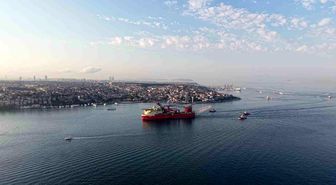 215 metrelik boru döşeme gemisinin geçişi sebebiyle boğaz hattı çift yönlü trafiğe kapatıldı