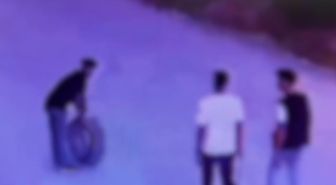 Araçlarının lastiği patlayınca park halindeki otomobilin yedek lastiğini çaldılar