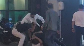 Arnavutköy'de gençlerin kavgası kamerada; yere yatırıp darbettiler