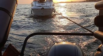 Beylikdüzü açıklarında makine arızası yapan tekne kurtarıldı