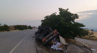 Bilecik'te çekicinin devrildiği kazada sürücü yaralandı