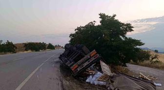 Bilecik'te yan yatan tırın sürücüsü yaralandı