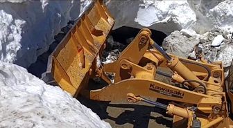 Bingöl'de yazın ortasında kar temizliği