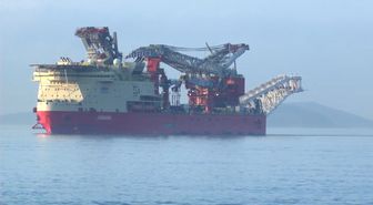 Boru döşeme gemisi 'JSD6000' İstanbul Boğazı'ndan geçiyor