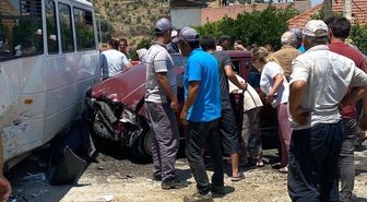 Bozdoğan'da işçi servisi ile otomobil çarpıştı: 3 yaralı