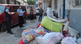 Bursa'da bir evden yaklaşık 5 ton çöp çıkarıldı