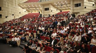 Devlet Tiyatroları Genel Müdürü Tamer Karadağlı'ya Kayseri'de ödül verildi