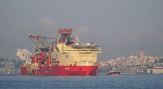 Doğal gaz boru hattı döşeme platformu İstanbul Boğazı'ndan geçiş yaptı