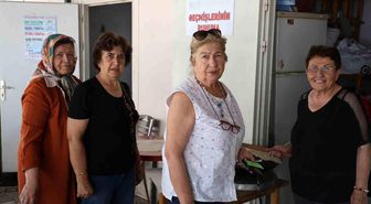 Emekli kadınlar gözleme satarak üniversitelilere destek oluyor