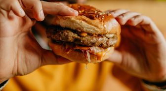 Hamburger yerken fark etmedi! Hayatı kabusa döndü