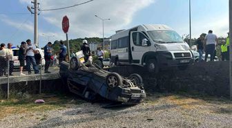 İşçi servisiyle çarpışan otomobil bahçeye uçtu: 3 yaralı