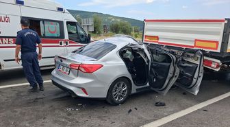Karabük'te tıra çarpan otomobildeki 1 kişi öldü, 8 kişi yaralandı