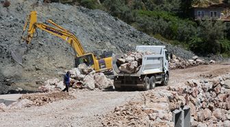 Muğla'da 4 ay önce heyelan nedeniyle kapanan mahalle yolunda çalışma sürüyor