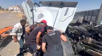 Şanlıurfa'da tır kamyonla çarpıştı: 1 ölü, 1 yaralı