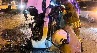 Ağaca çarparak yan yatan otomobildeki 2 kişi yaralandı