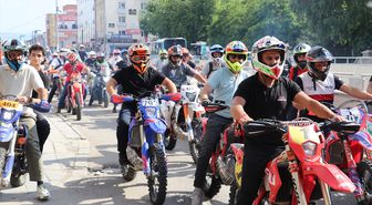 Ağrı'da enduro sporcularının akrobasi gösterisi ilgiyle izlendi
