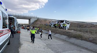 Aksaray'da yoldan çıkan otobüsteki 19 kişi yaralandı