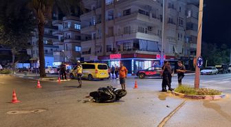 Alanya'da hafif ticari araçla çarpışan motosikletin sürücüsü ağır yaralandı