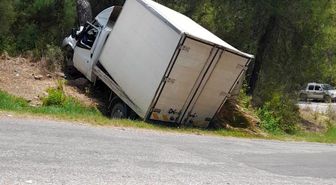 Alanya'da kamyonet ağaca çarptı: 1 ölü, 1 ağır yaralı