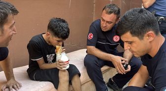 Alevlerden sonra gelen şefkat; itfaiye erleri 13 yaşındaki çocuğu yalnız bırakmadı