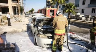 Antakya'da aracın motorundan alevler yükseldi