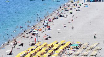 Antalya'da sıcak hava nedeniyle sahillerde yoğunluk yaşandı