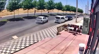 Araçların sırayla çarpıştığı kaza kamerada