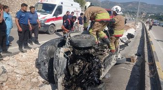 Defne ilçesinde refüje çarparak devrilen otomobildeki 3 kişi yaralandı