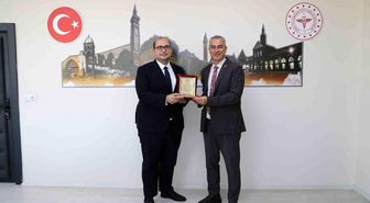 Diyarbakır Sağlık Müdürü Emre Asiltürk'ten Dicle İlçe Sağlık Müdürü Uzm. Dr. Fırat Köse'ye plaket