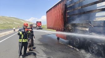 Erzurum-Ağrı kara yolunda tırın dorsesinde çıkan yangın maddi hasara neden oldu