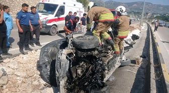 Hatay'da otomobil refüje çarptı: 1'i ağır 3 yaralı